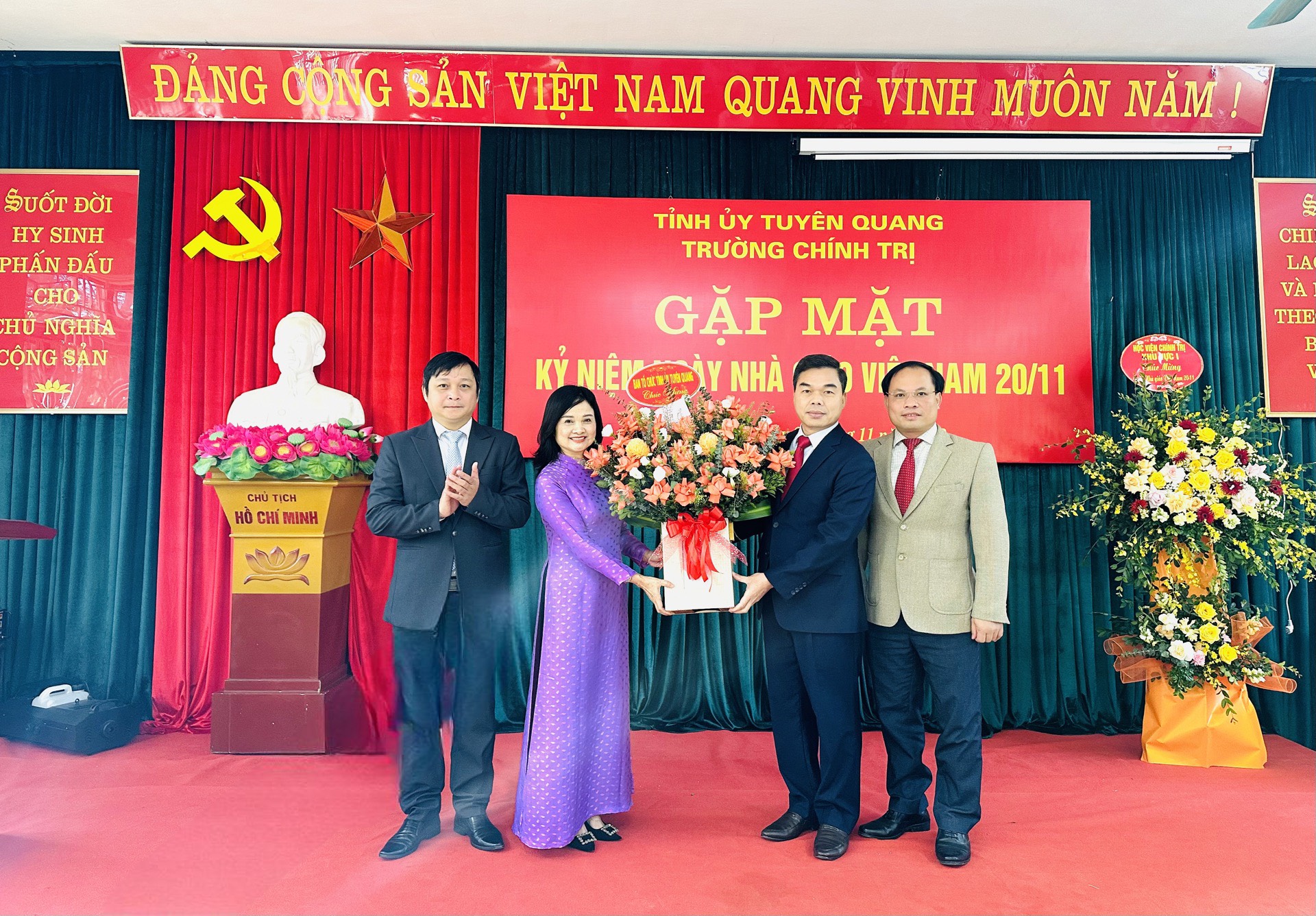 Lãnh đạo Ban Tổ chức Tỉnh ủy chúc mừng Trường Chính trị tỉnh nhân kỷ niệm 41 năm Ngày Nhà giáo Việt Nam (20/11/1982 -20/11/2023)