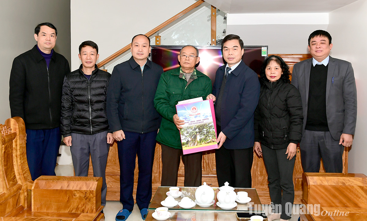 Đồng chí Ma Thế Hồng, Trưởng Ban Tổ chức Tỉnh ủy thăm, tặng quà Tết gia đình chính sách, người cao tuổi tại Chiêm Hóa