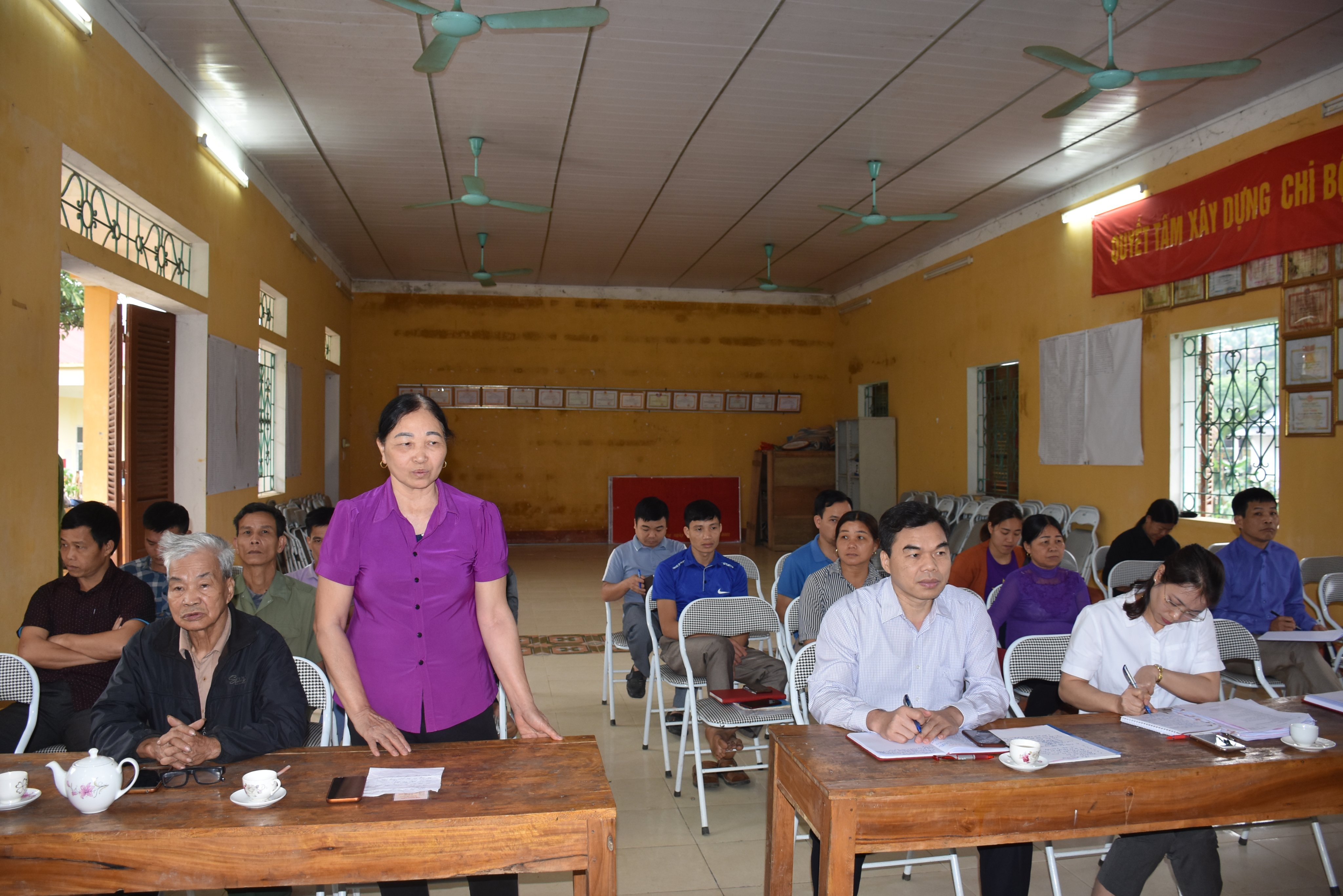 Lãnh đạo Ban Tổ chức Tỉnh ủy dự sinh hoạt chi bộ tại Đảng bộ xã Trung Hà, huyện Chiêm Hóa