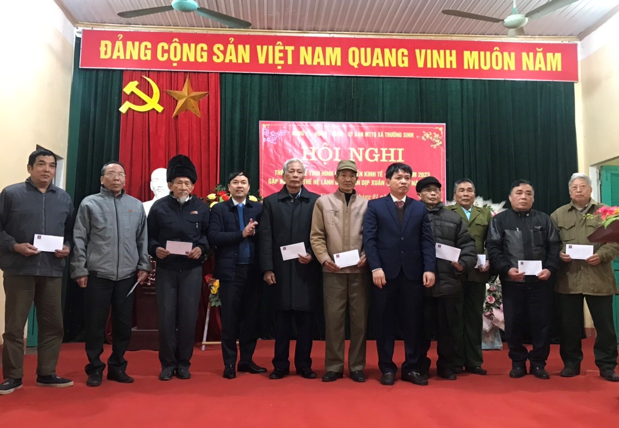 Lãnh đạo Ban Tổ chức Tỉnh ủy dự Hội nghị và tặng quà Tết cho người có công, người nghèo tại xã Trường Sinh, huyện Sơn Dương