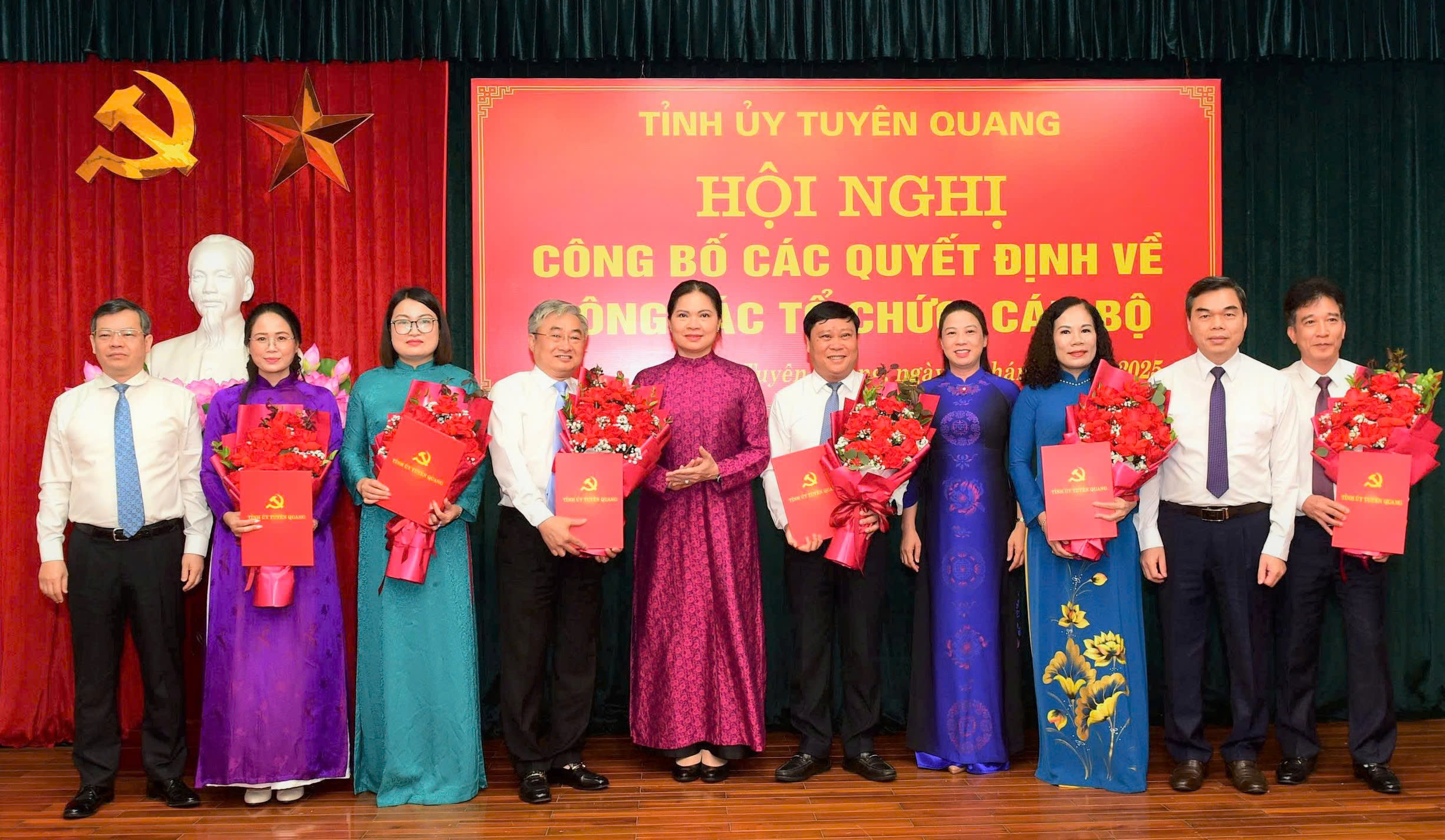 Công bố Quyết định hợp nhất Báo Tuyên Quang và Đài Phát thanh và Truyền hình tỉnh
