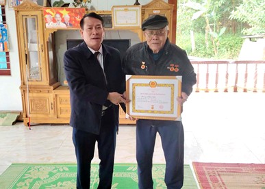 Đồng chí Đỗ Văn Hùng, Ủy viên Ban Chấp hành Đảng bộ tỉnh, Phó Trưởng Ban Thường trực Ban Tổ chức Tỉnh ủy trao Huy hiệu Đảng tại Chi bộ thôn Phúc An, Đảng bộ xã Hòa An