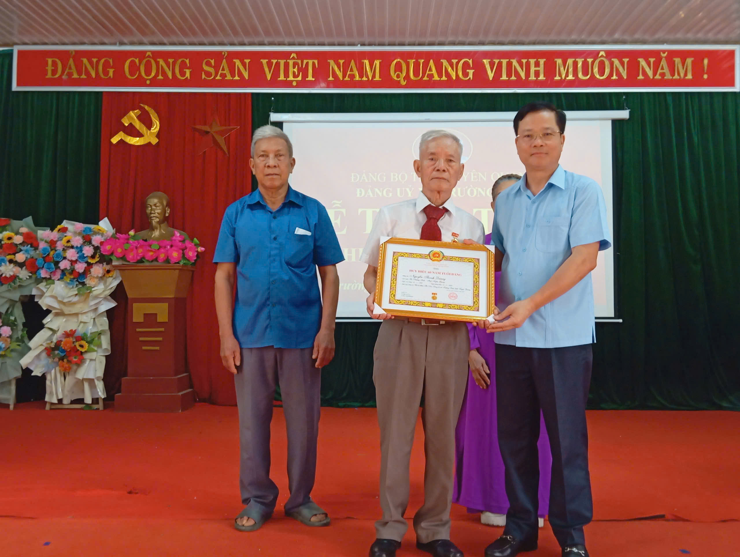 Đồng chí Trần Quang Minh, Ủy viên Ban Thường vụ Tỉnh ủy, Trưởng Ban Tổ chức Tỉnh ủy trao Huy hiệu Đảng tại Đảng bộ xã Trường Sinh