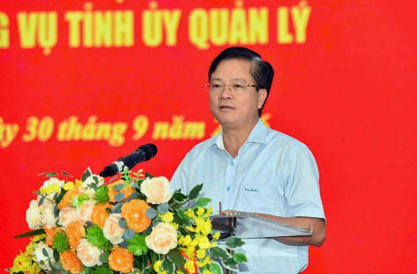 Ảnh có chứa hoa, văn bản, trang phục, đàn ông

Mô tả được tạo tự động