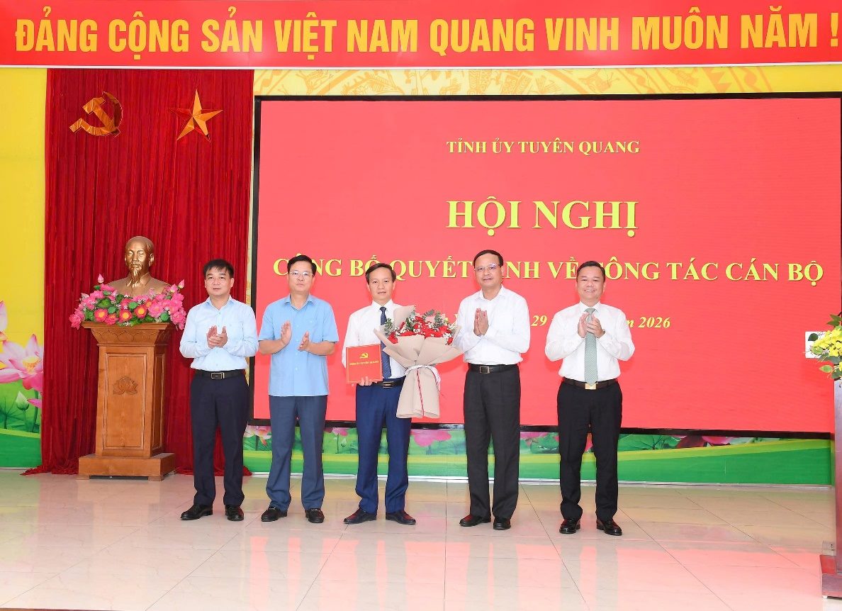Ảnh có chứa văn bản, trang phục, người, trong nhà

Mô tả được tạo tự động