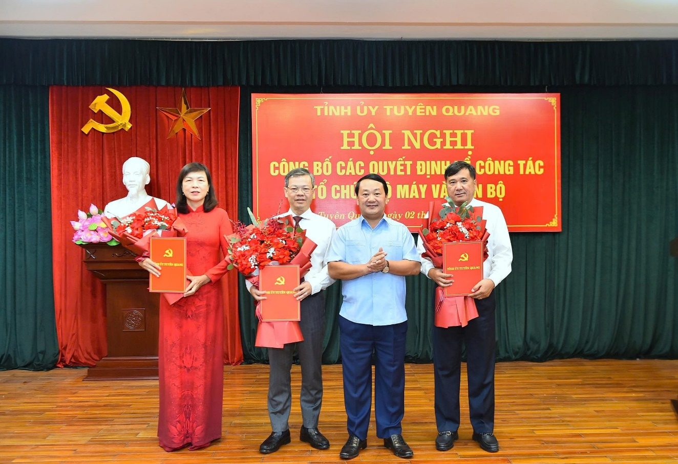 Ảnh có chứa trang phục, người, văn bản, cười

Mô tả được tạo tự động