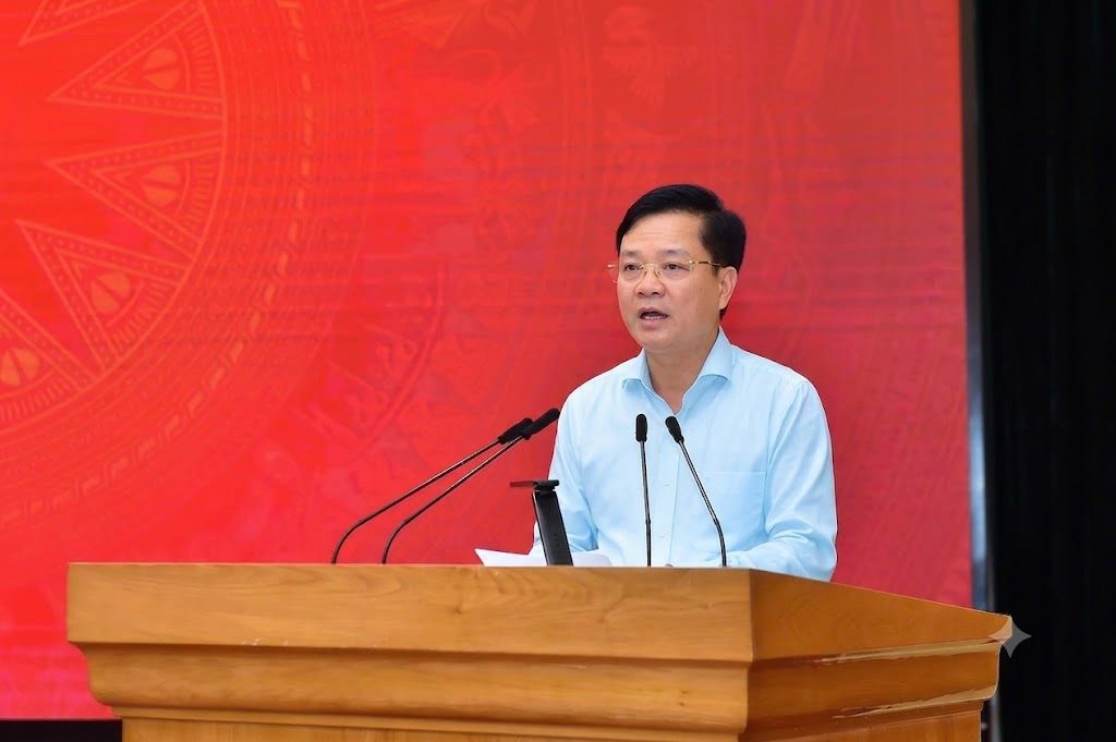 Ảnh có chứa micrô, Diễn thuyết công cộng, Bài phát biểu, Người phát biểu

Mô tả được tạo tự động