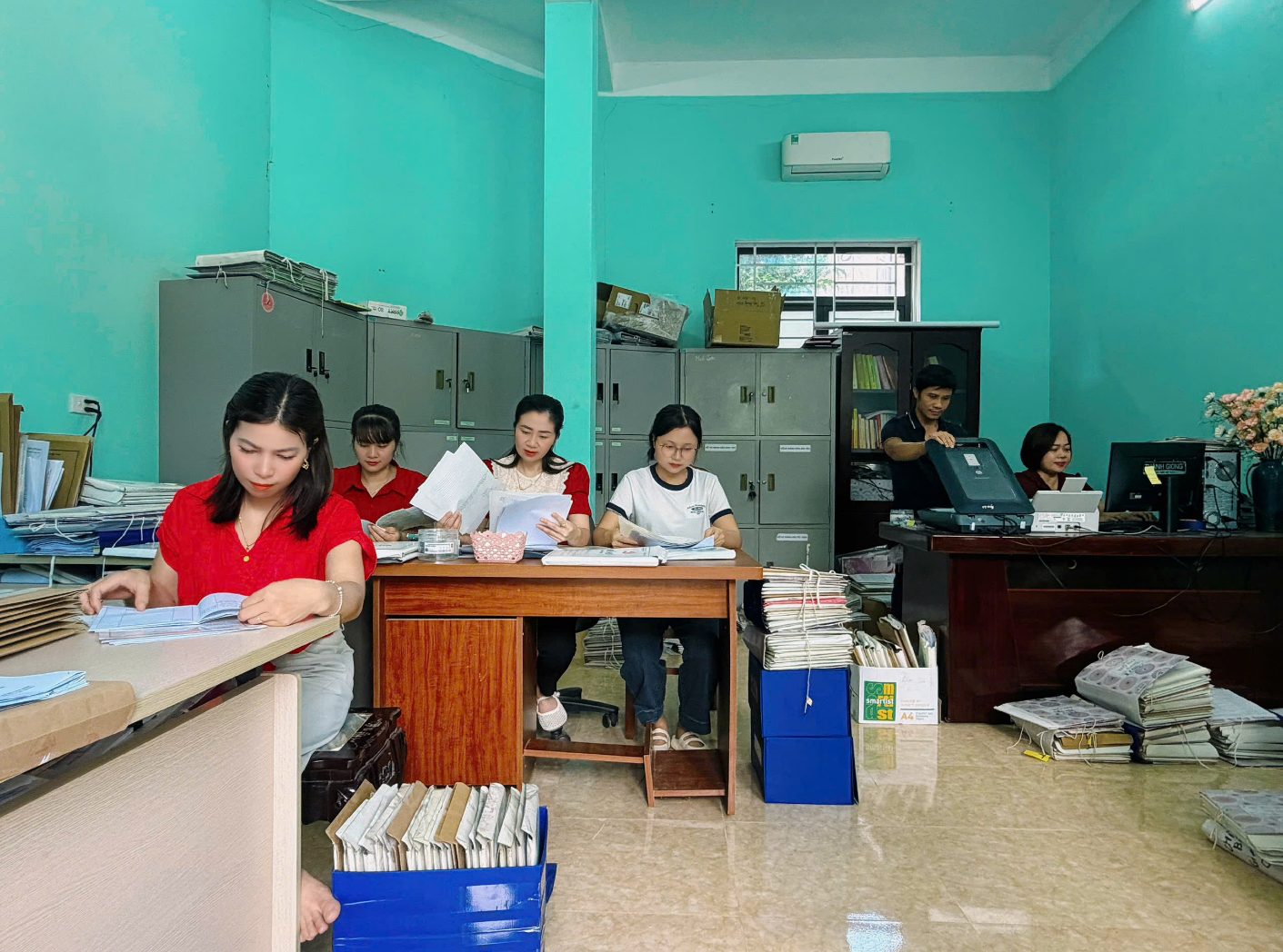 A group of people in a room
Description generated with very high confidence