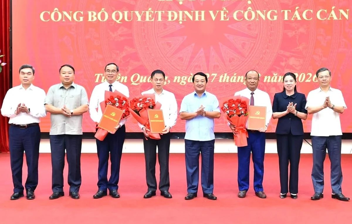 Ảnh có chứa trang phục, người, cười, giày dép

Mô tả được tạo tự động