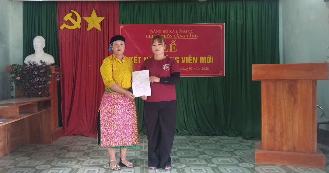 Two women standing on a stage
Description generated with very high confidence