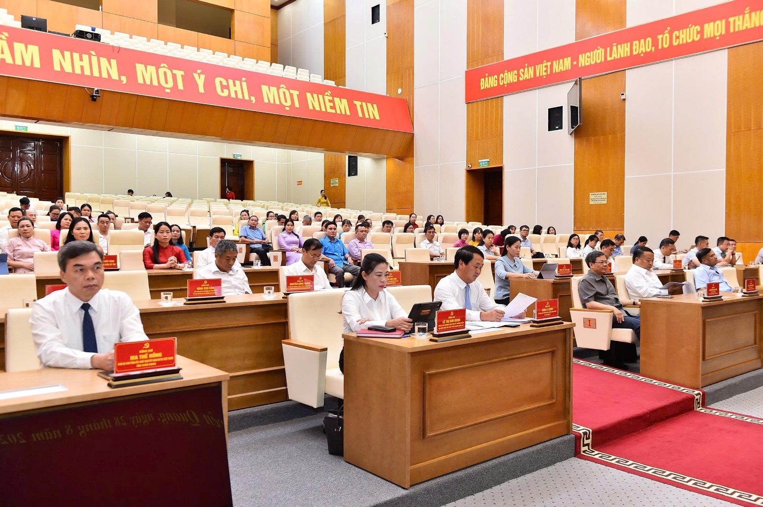 Ảnh có chứa trang phục, trong nhà, đồ đạc, người

Mô tả được tạo tự động