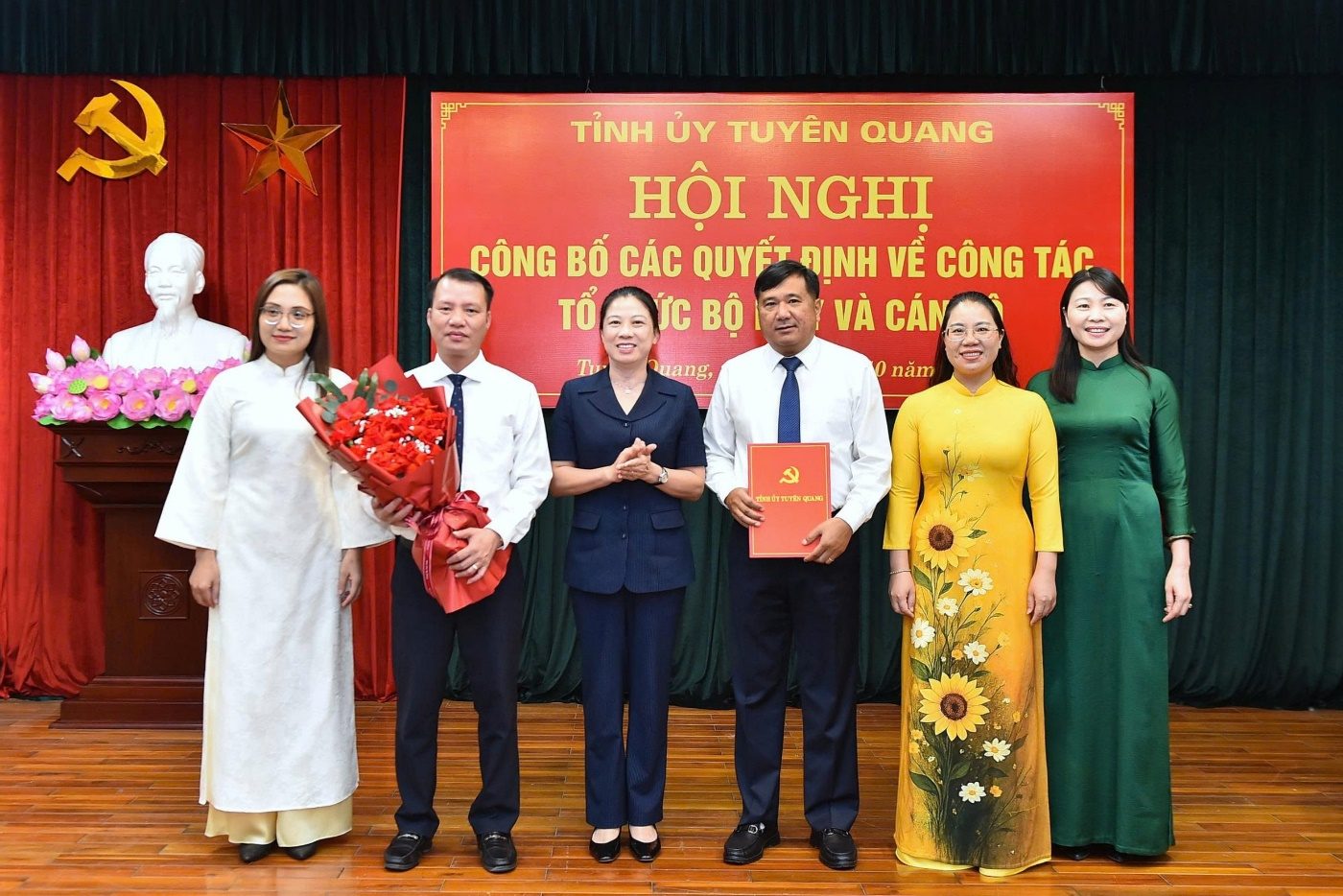 Ảnh có chứa trang phục, người, cười, váy

Mô tả được tạo tự động