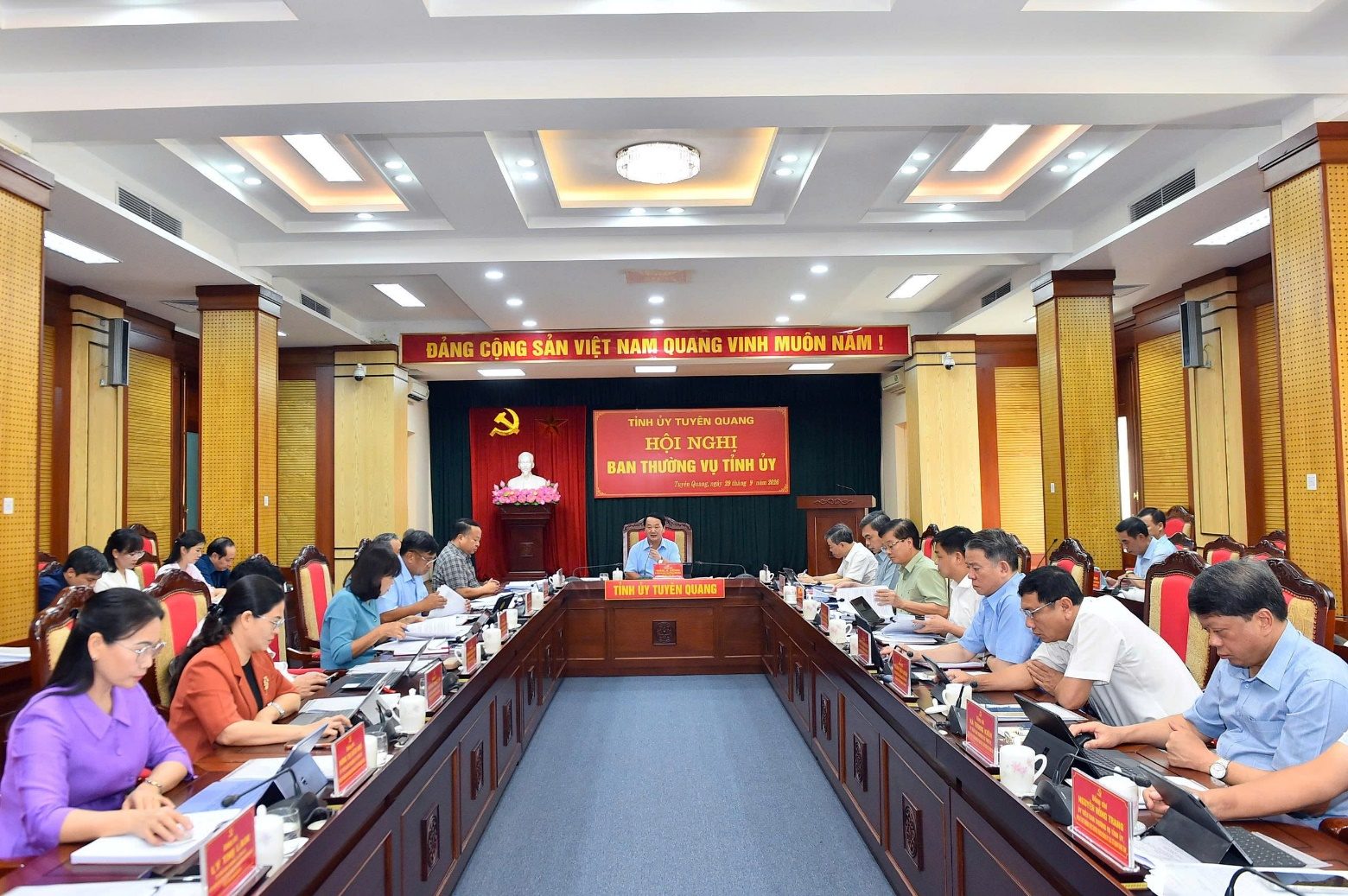 Ảnh có chứa trang phục, trong nhà, người, tòa nhà

Mô tả được tạo tự động