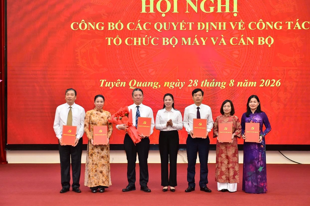 Ảnh có chứa trang phục, văn bản, người, cười

Mô tả được tạo tự động