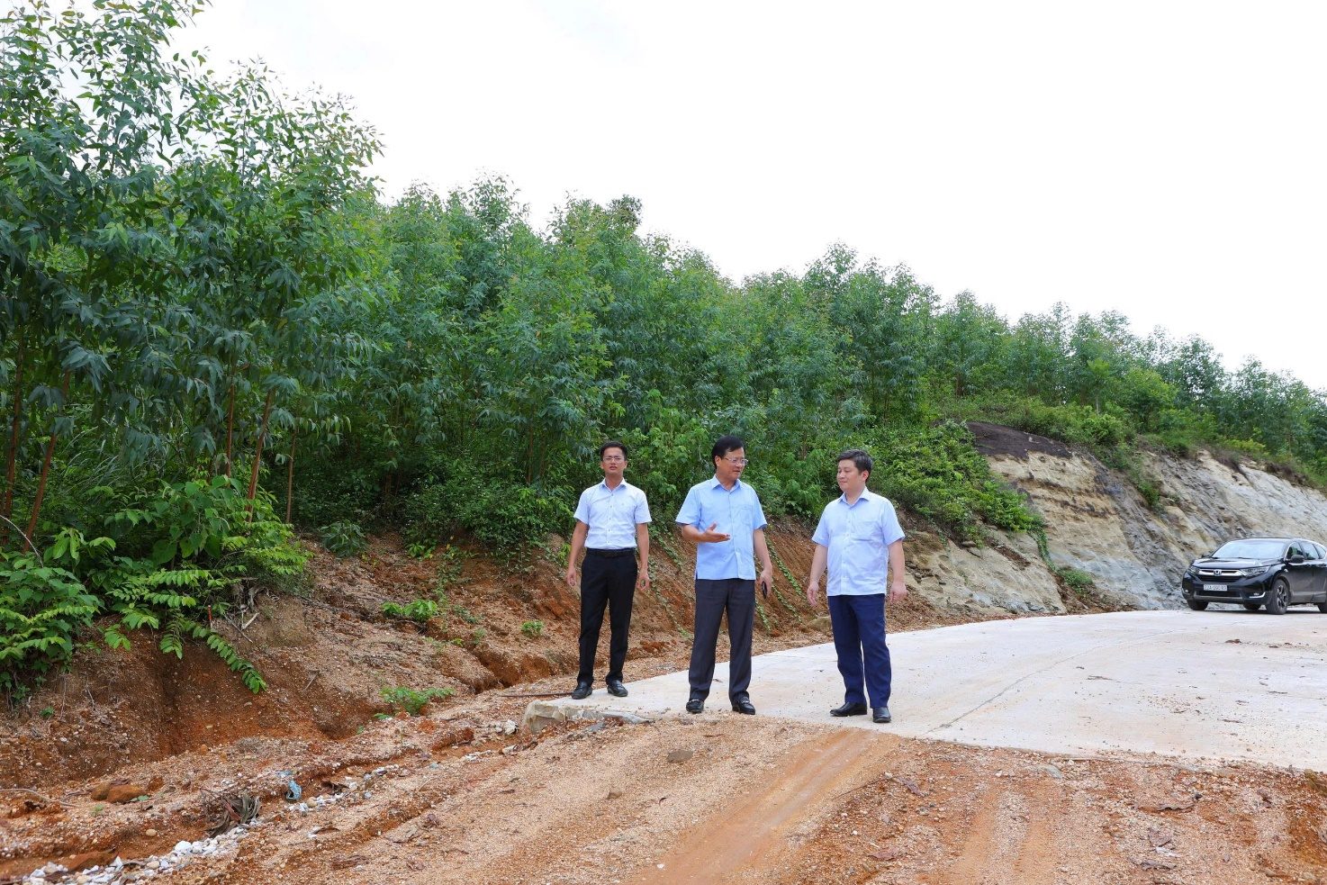 Ảnh có chứa ngoài trời, mặt đất, bầu trời, trang phục

Mô tả được tạo tự động
