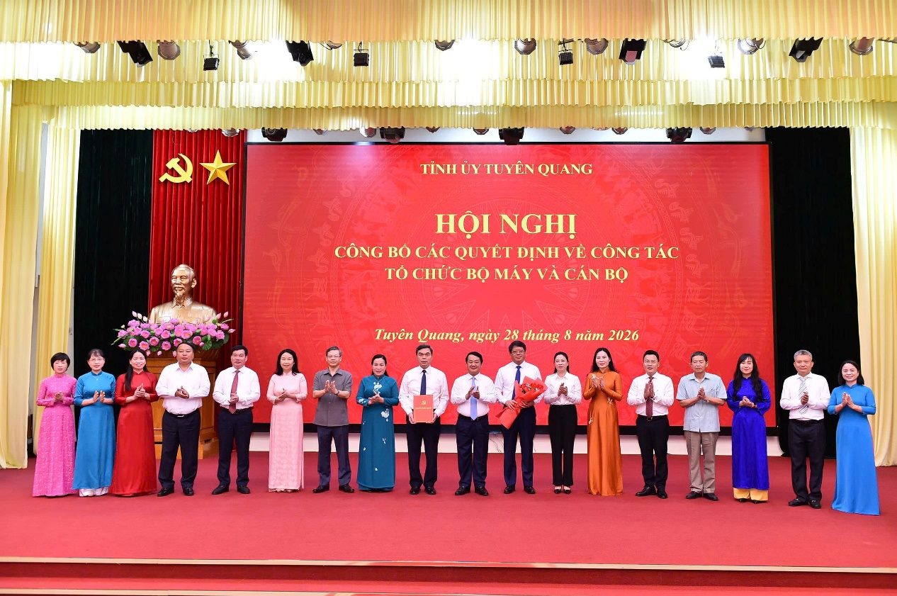 Ảnh có chứa người, trang phục, văn bản, trong nhà

Mô tả được tạo tự động