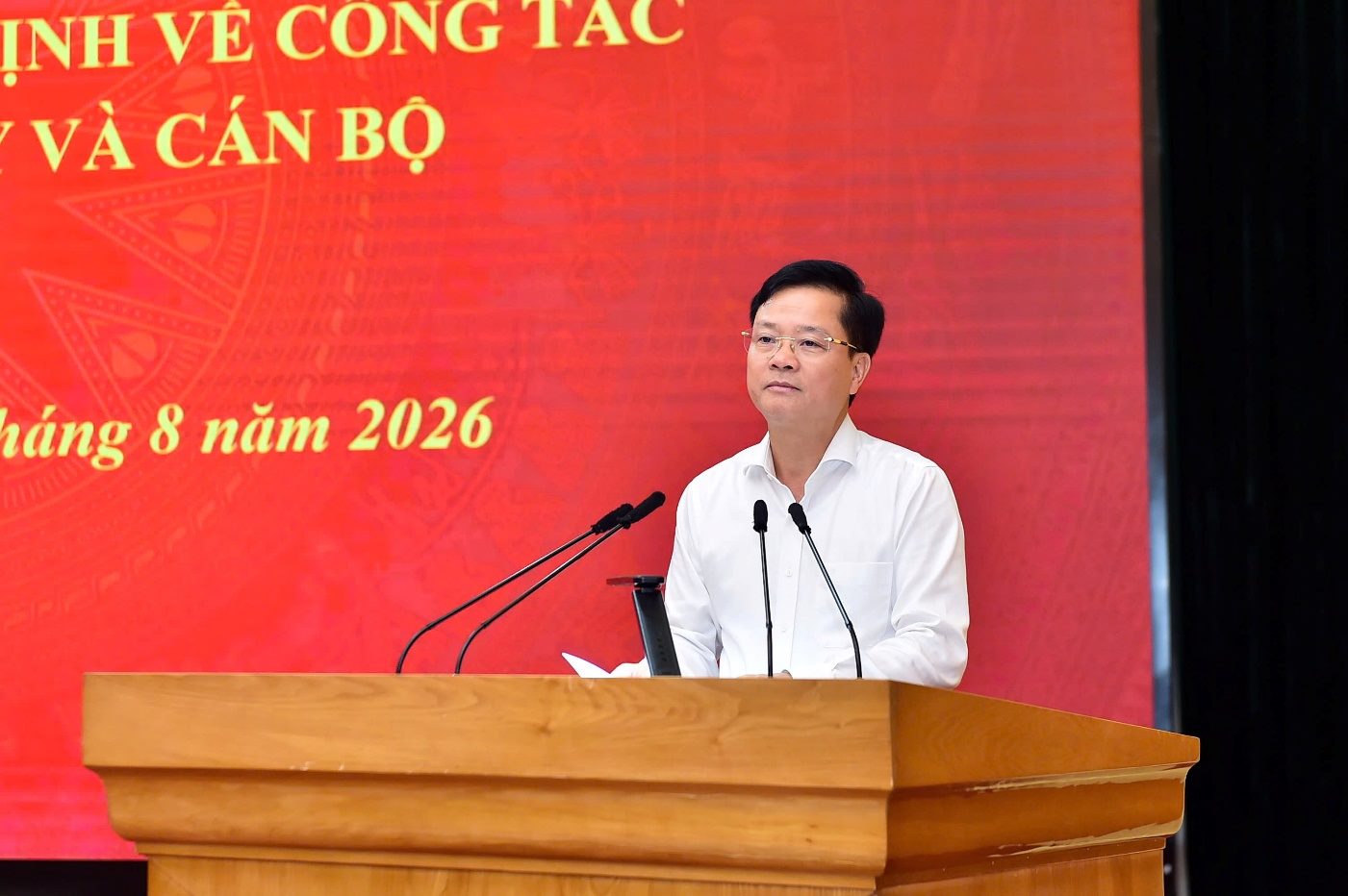 Ảnh có chứa micrô, Diễn thuyết công cộng, Bài phát biểu, Người phát biểu

Mô tả được tạo tự động