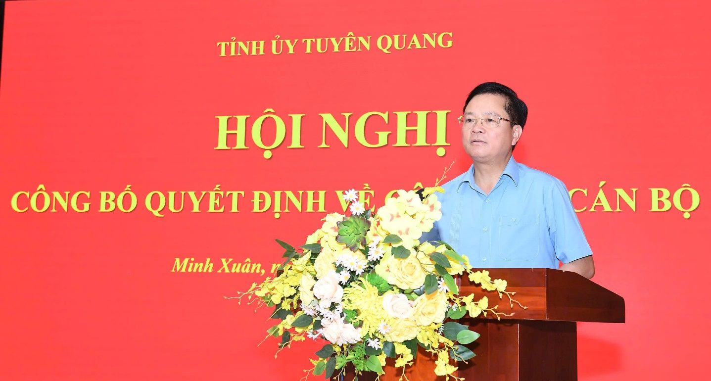 Ảnh có chứa văn bản, hoa, trang phục, Thiết kế hoa cỏ

Mô tả được tạo tự động