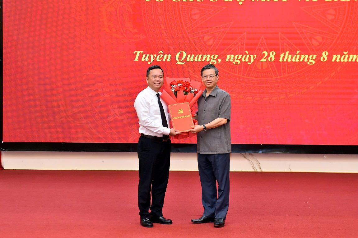 Ảnh có chứa trang phục, văn bản, người, thảm

Mô tả được tạo tự động