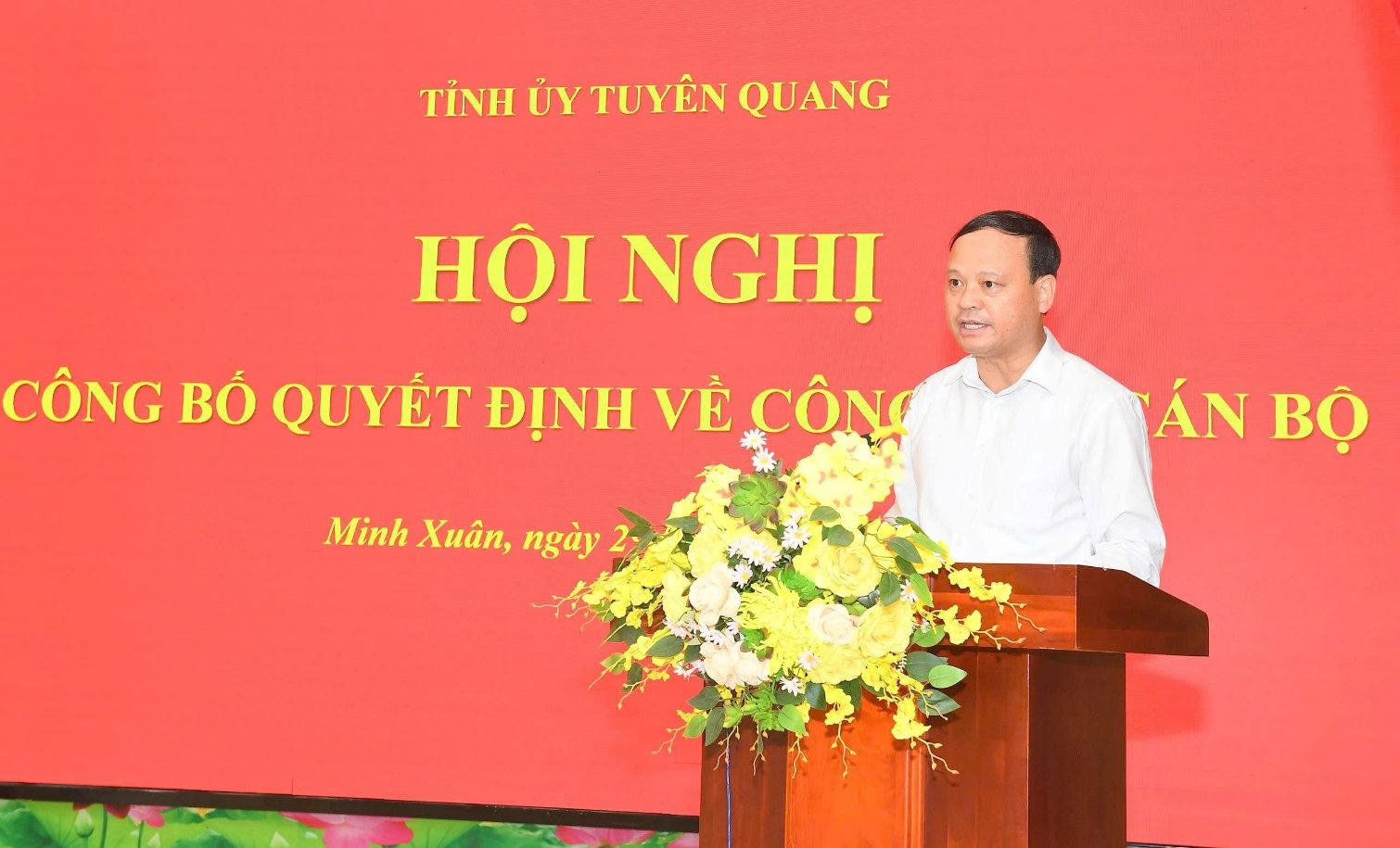 Ảnh có chứa văn bản, hoa, trang phục, đàn ông

Mô tả được tạo tự động