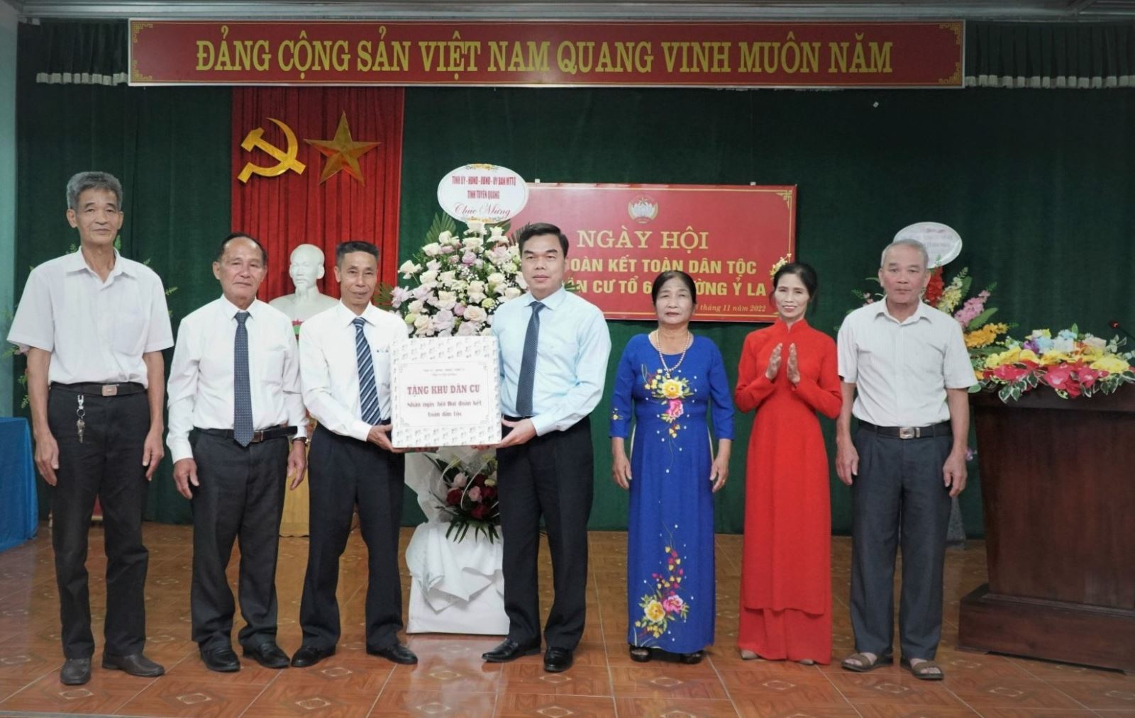 Ngày hội đại đoàn kết quy tụ hàng ngàn người dân cùng nhau vui chơi và giao lưu với nhau. Hãy cùng xem hình để thấy được sự đoàn kết trên từng khuôn mặt.